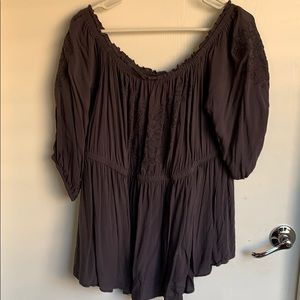 Peasant style top. Can be worn off shoulders